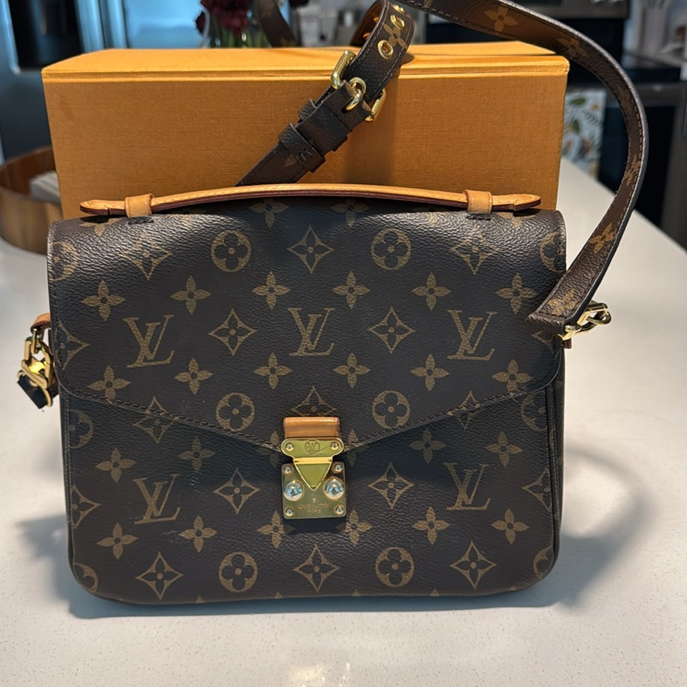 LOUIS VUITTON Monogram Pochette Metis